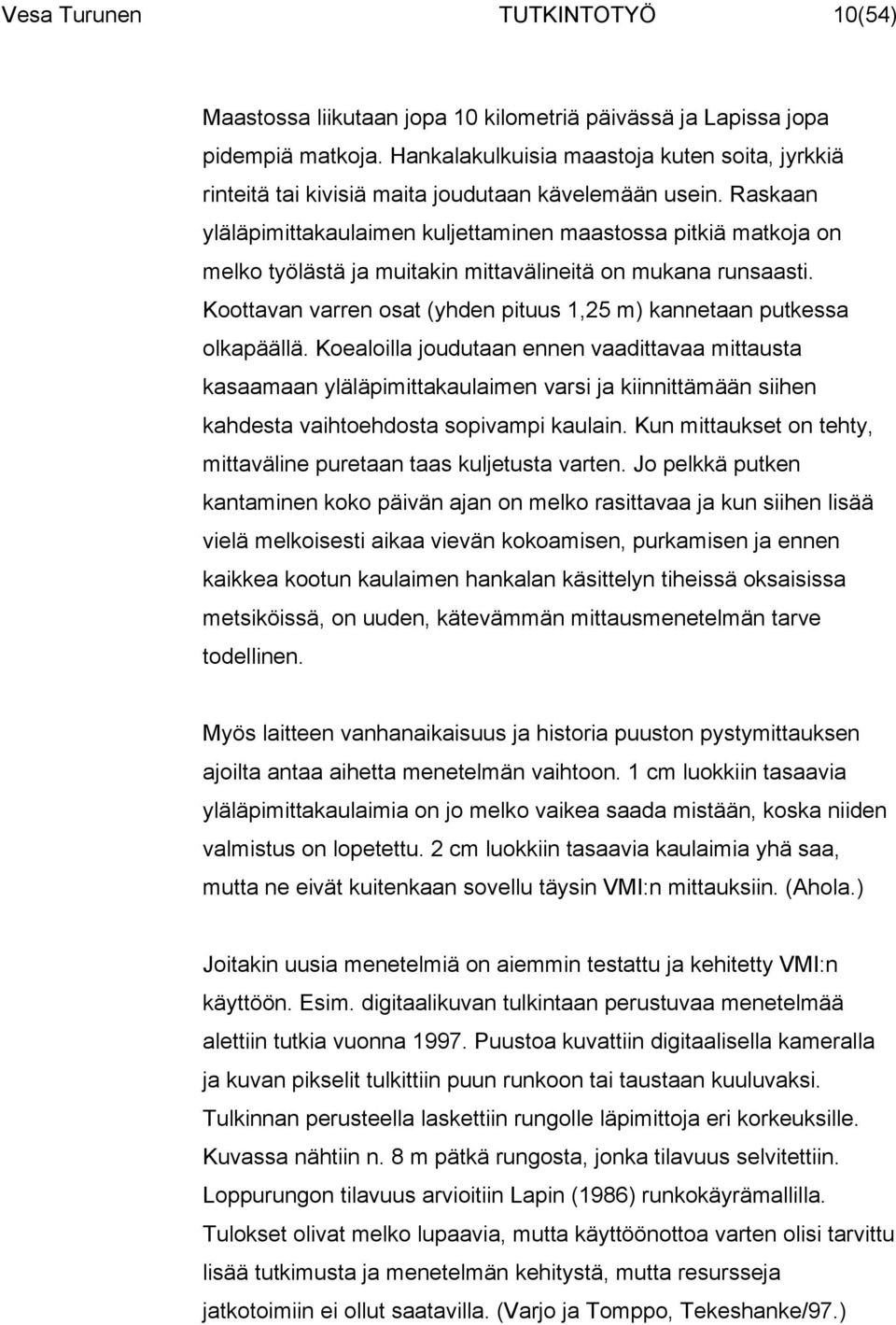 Raskaan yläläpimittakaulaimen kuljettaminen maastossa pitkiä matkoja on melko työlästä ja muitakin mittavälineitä on mukana runsaasti.