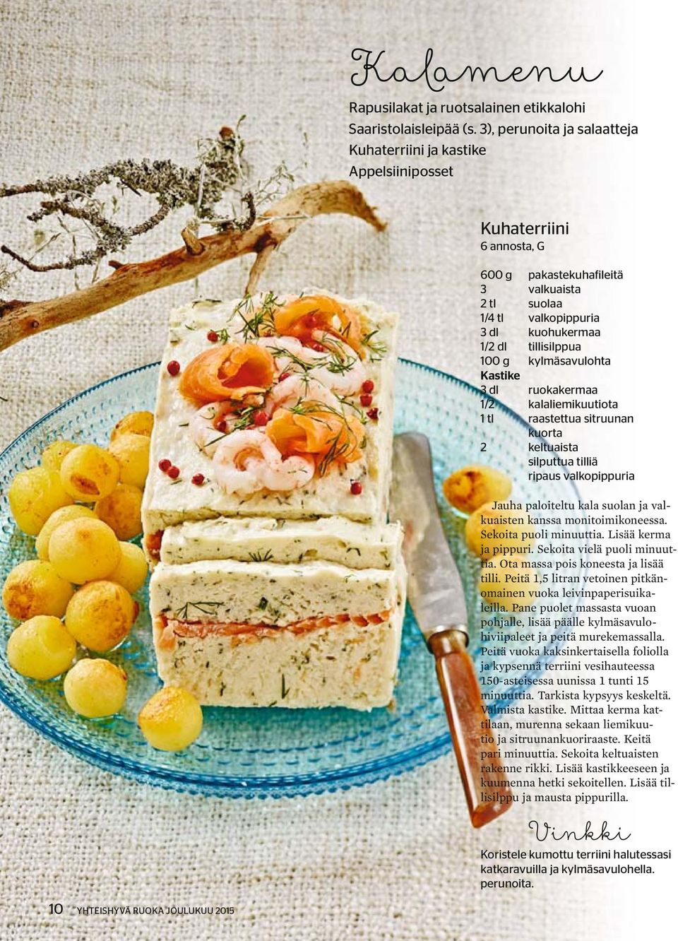 tillisilppua 100 g kylmäsavulohta Kastike 3 dl ruokakermaa 1/2 kalaliemikuutiota 1 tl raastettua sitruunan kuorta 2 keltuaista silputtua tilliä ripaus valkopippuria Jauha paloiteltu kala suolan ja