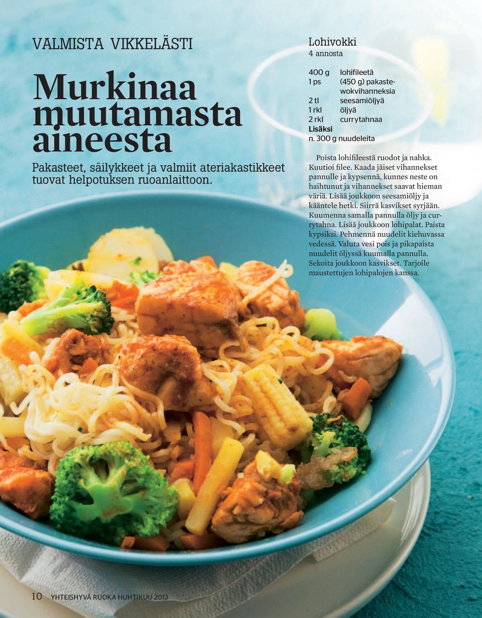 Kaada jäiset vihannekset pannulle ja kypsennä, kunnes neste on haihtunut ja vihannekset saavat hieman väriä. Lisää joukkoon seesamiöljy ja kääntele hetki. Siirrä kasvikset syrjään.