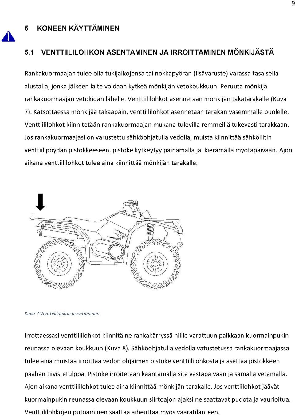 mönkijän vetokoukkuun. Peruuta mönkijä rankakuormaajan vetokidan lähelle. Venttiililohkot asennetaan mönkijän takatarakalle (Kuva 7).