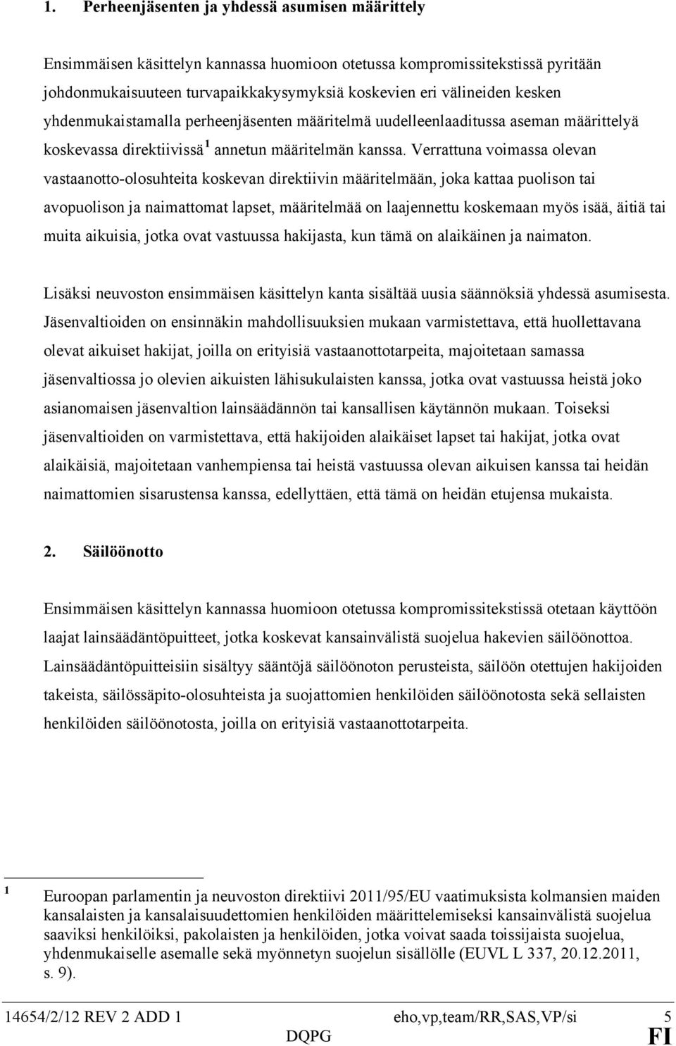 Verrattuna voimassa olevan vastaanotto-olosuhteita koskevan direktiivin määritelmään, joka kattaa puolison tai avopuolison ja naimattomat lapset, määritelmää on laajennettu koskemaan myös isää, äitiä