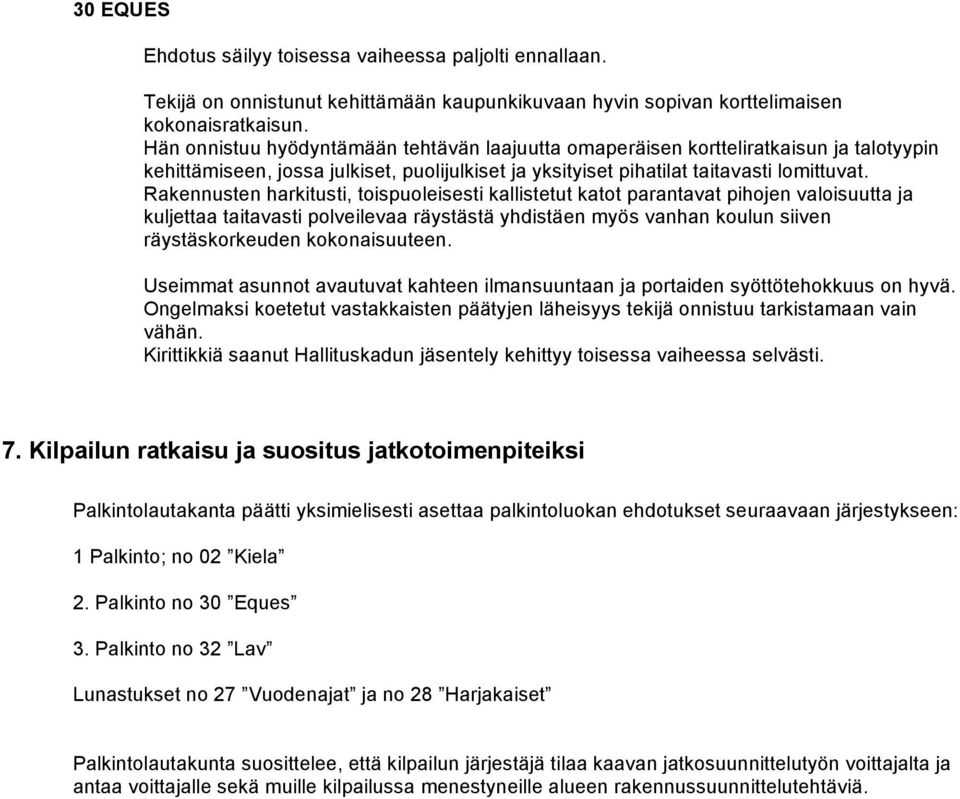 Rakennusten harkitusti, toispuoleisesti kallistetut katot parantavat pihojen valoisuutta ja kuljettaa taitavasti polveilevaa räystästä yhdistäen myös vanhan koulun siiven räystäskorkeuden