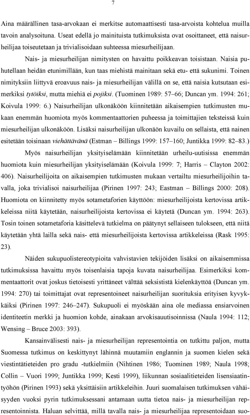 Nais- ja miesurheilijan nimitysten on havaittu poikkeavan toisistaan. Naisia puhutellaan heidän etunimillään, kun taas miehistä mainitaan sekä etu- että sukunimi.