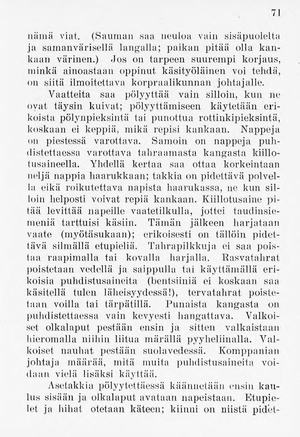 Vaatteita saa pölyyttää vain silloin, kun ne ovat täysin kuivat; pölyyttämiseen käytetään erikoista pölynpieksintä tai punottua rottinkipieksintä, koskaan ei keppiä, mikä repisi kankaan.