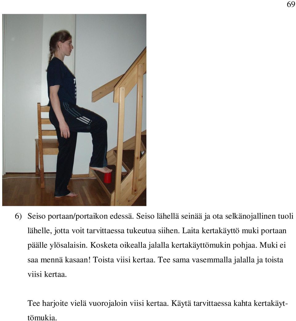 Laita kertakäyttö muki portaan päälle ylösalaisin. Kosketa oikealla jalalla kertakäyttömukin pohjaa.