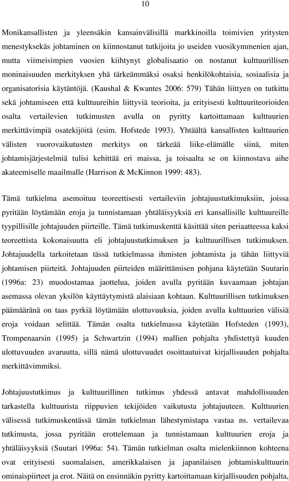 (Kaushal & Kwantes 2006: 579) Tähän liittyen on tutkittu sekä johtamiseen että kulttuureihin liittyviä teorioita, ja erityisesti kulttuuriteorioiden osalta vertailevien tutkimusten avulla on pyritty