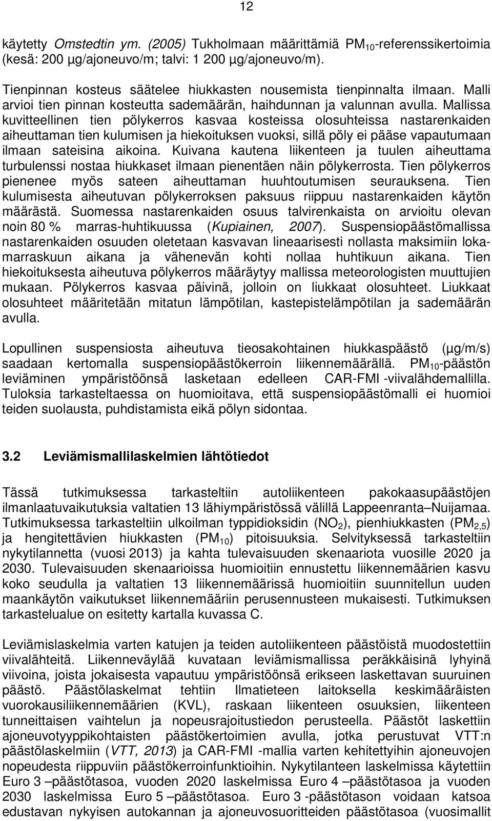 Mallissa kuvitteellinen tien pölykerros kasvaa kosteissa olosuhteissa nastarenkaiden aiheuttaman tien kulumisen ja hiekoituksen vuoksi, sillä pöly ei pääse vapautumaan ilmaan sateisina aikoina.