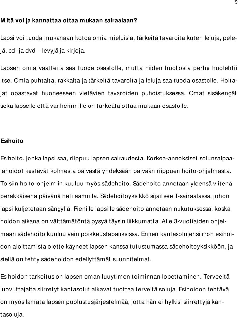 Hoitajat opastavat huoneeseen vietävien tavaroiden puhdistuksessa. Omat sisäkengät sekä lapselle että vanhemmille on tärkeätä ottaa mukaan osastolle.