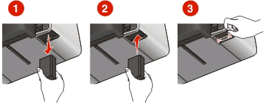 4 Paina muuntajan salpaa. 5 Irrota muuntaja varovaisesti tulostimesta ja aseta se uudelleen paikalleen niin, että se napsahtaa. 6 Aseta muuntajan luukku paikalleen.