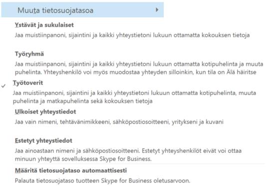 Haluatko sulkea virtuaalisen toimistosi oven? Tavoitettavuustila määritetään automaattisesti Outlookin kalenterikohteiden mukaan, mutta voit vaihtaa tilan myös itse.