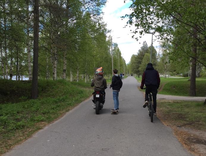 pyöräteillä Turvalaitteiden käytön puutteet Verkot ja niiden laatu Pyöräpysäköinti Päällystevaurioita on verkolla laajalti. Väylien talvikunnossapito koetaan heikoksi, mm.