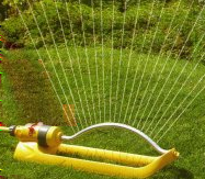 2 Sadettimet yleensä Yleisimmät sadetintyypit ovat: ympärilleen suihkuttava sadetin (spray type sprinkler), heiluva sadetin (oscillating sprinkler) ja pyörivä sadetin (rotor sprinkler).