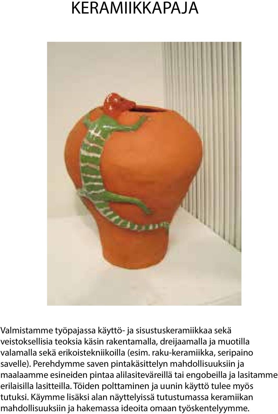 Perehdymme saven pintakäsittelyn mahdollisuuksiin ja maalaamme esineiden pintaa alilasiteväreillä tai engobeilla ja lasitamme
