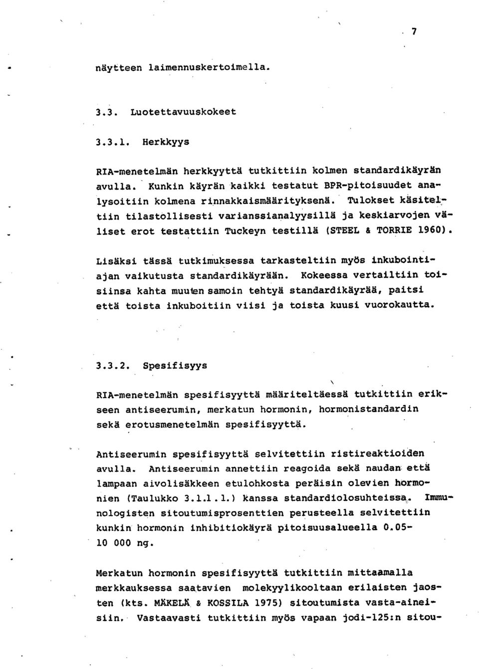 Tulokset käsiteltiin tilastollisesti varianssianalyysillä ja keskiarvojen väliset erot testattiin Tuckeyn testillä (STEEL & TORRIE 1960).