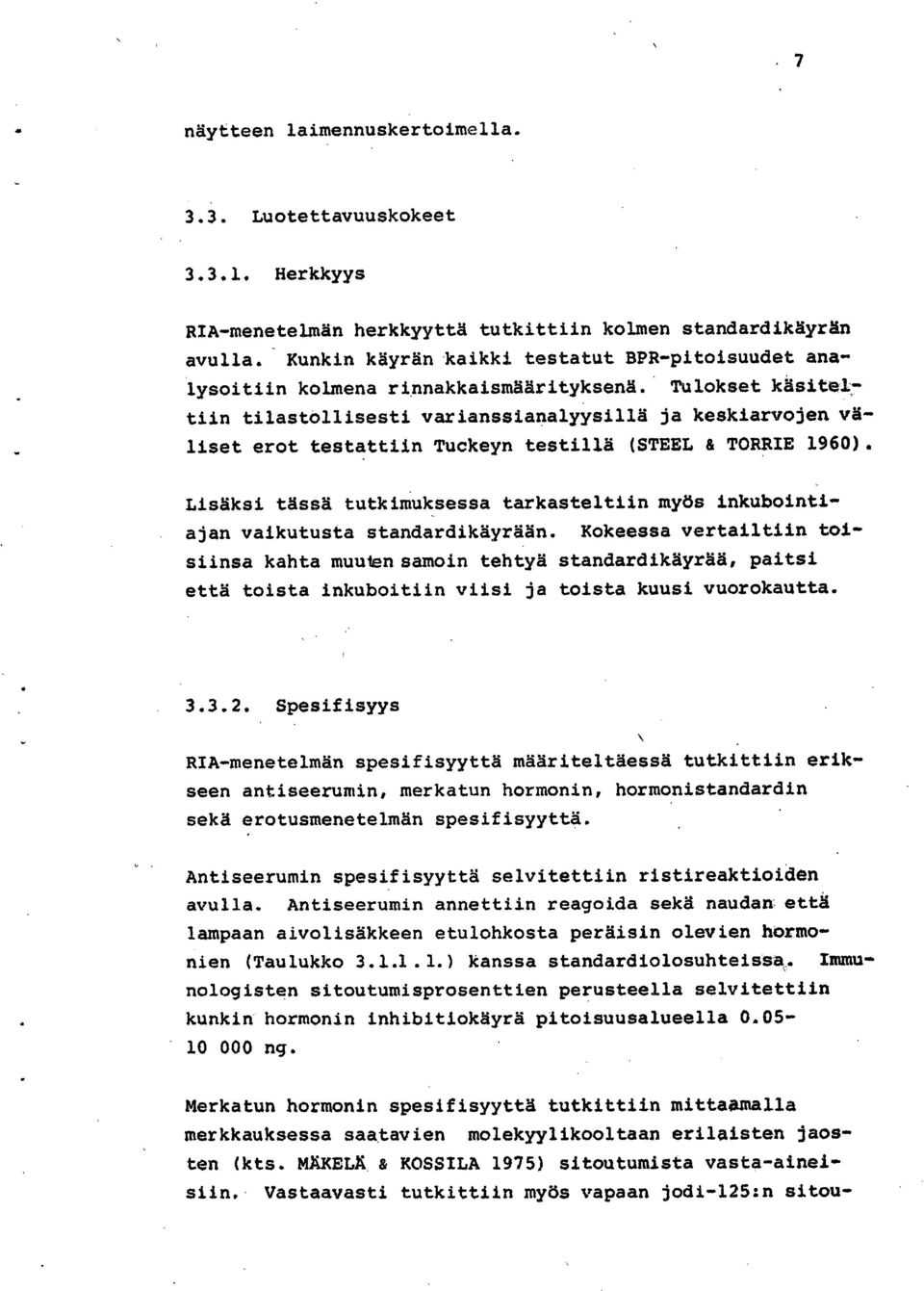 Tulokset käsiteltiin tilastollisesti varianssianalyysillä ja keskiarvojen väliset erot testattiin Tuckeyn testillä (STEEL & TORRIE 1960).