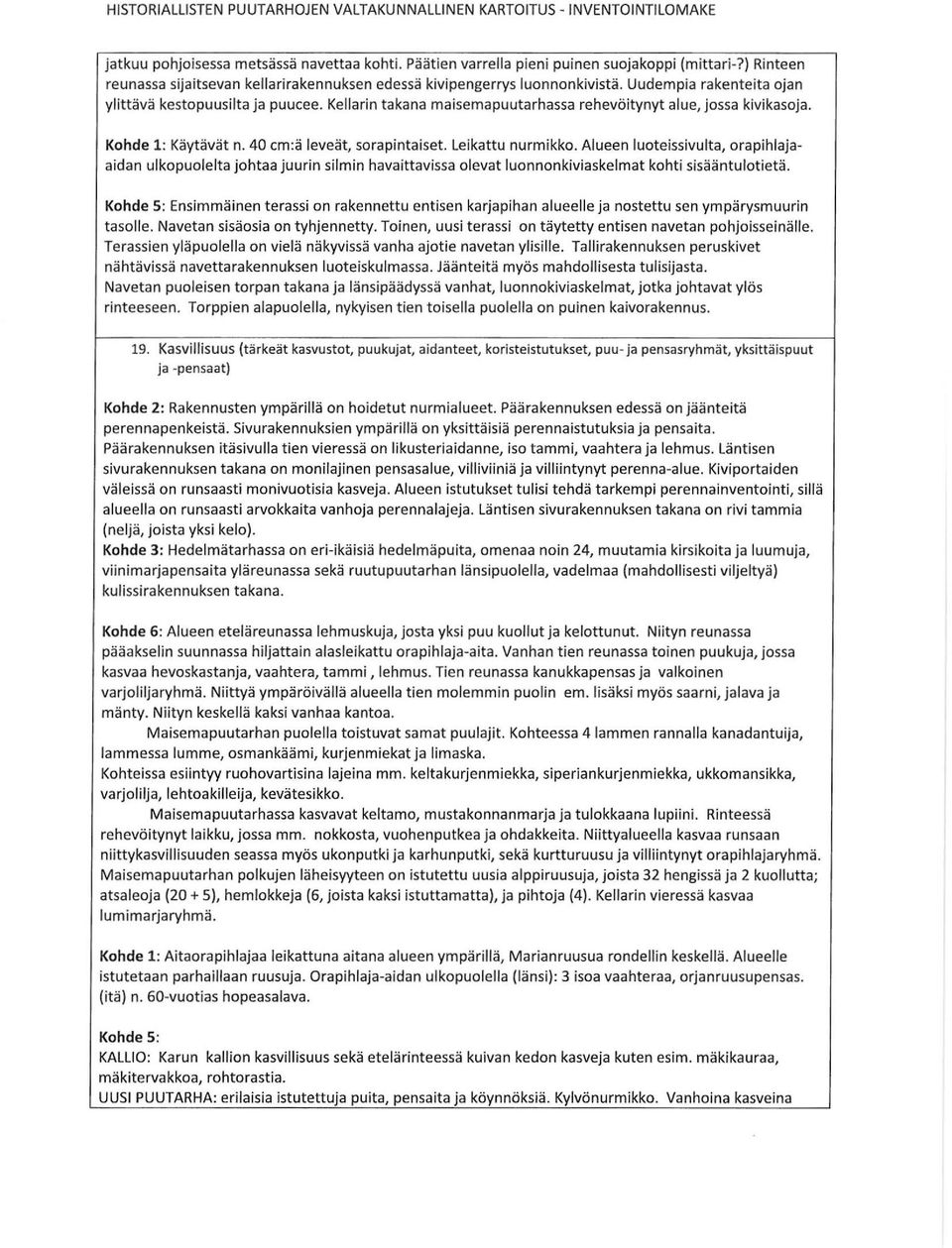 Kellarin takana maisema puutarhassa rehevöitynyt alue, jossa kivikasoja. Kohde 1: Käytävät n. 40 cm:ä leveät, sorapintaiset. Leikattu nurmikko.