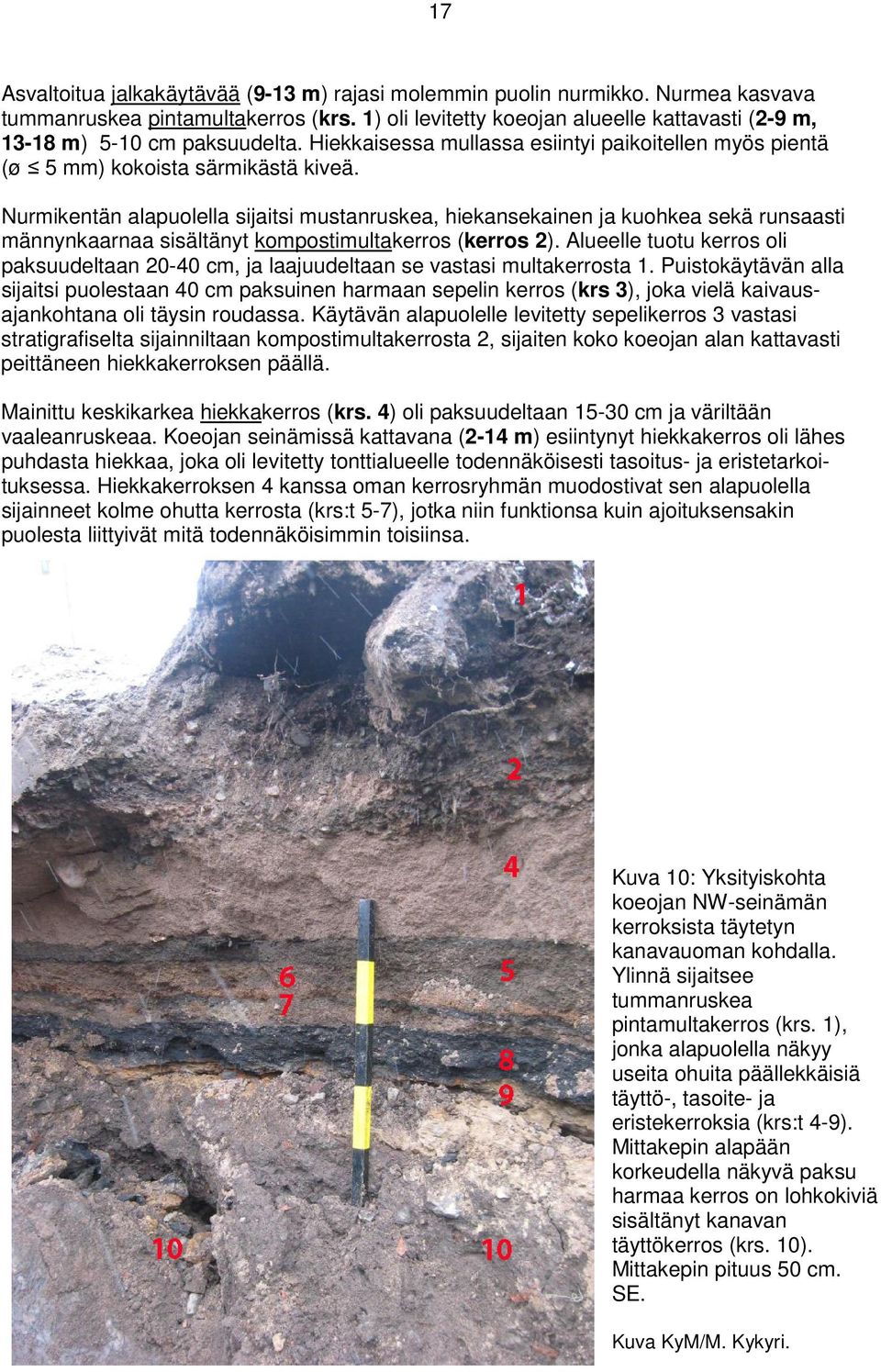 Nurmikentän alapuolella sijaitsi mustanruskea, hiekansekainen ja kuohkea sekä runsaasti männynkaarnaa sisältänyt kompostimultakerros (kerros 2).