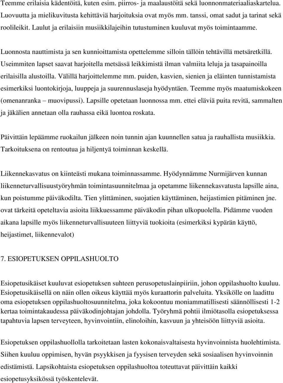 Luonnosta nauttimista ja sen kunnioittamista opettelemme silloin tällöin tehtävillä metsäretkillä.