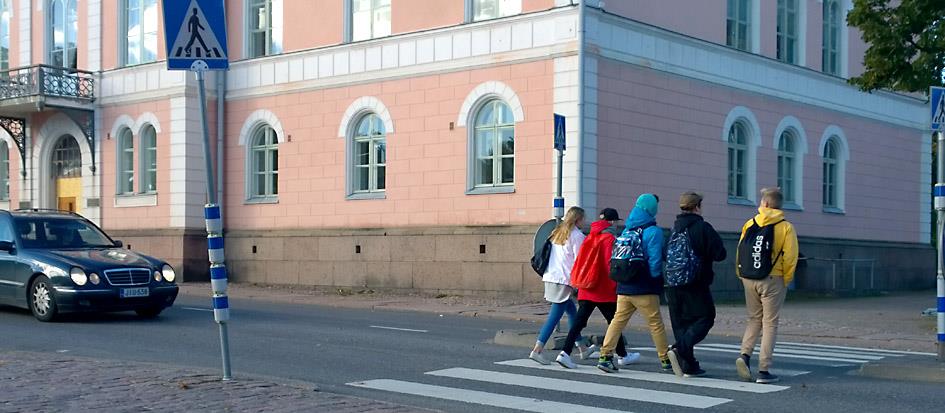 24.11.2015 / 5 Toimenpiteet vuosina 2015-2017: Toimenpide Ajoitus Vastuu Tilanne Laaditaan vuosikello asukkaille suunnattuun viisaan vuosikellon liikkumiseen viestintään vuodelle.