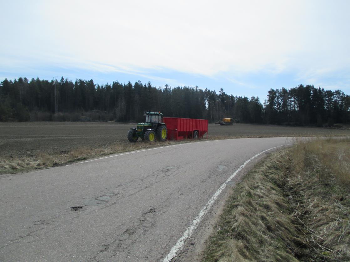 Kuivaamattoman mädätysjäännöksen logistiikka Tehokas logistiikka vaatii tuekseen välivaraston pellolle.