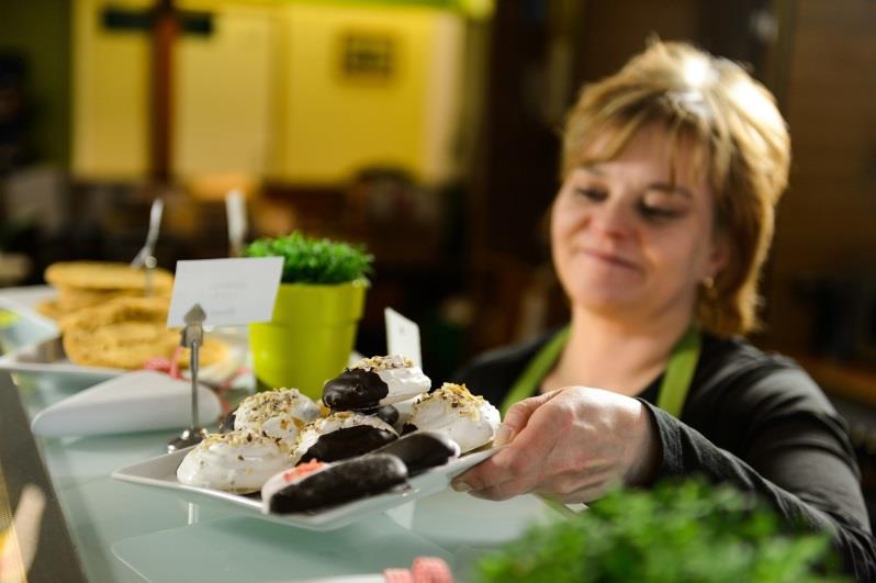 Puh. 010 5777 339 Vierumäkihallillla sijaitsevasta Greeni Kauppa & Kahvilasta voit ostaa peruselintarvikkeita ja nauttia kahvikupin ja vasta paistettuja leivonnaisia. Salaattibuffet Päivittäin klo 11.