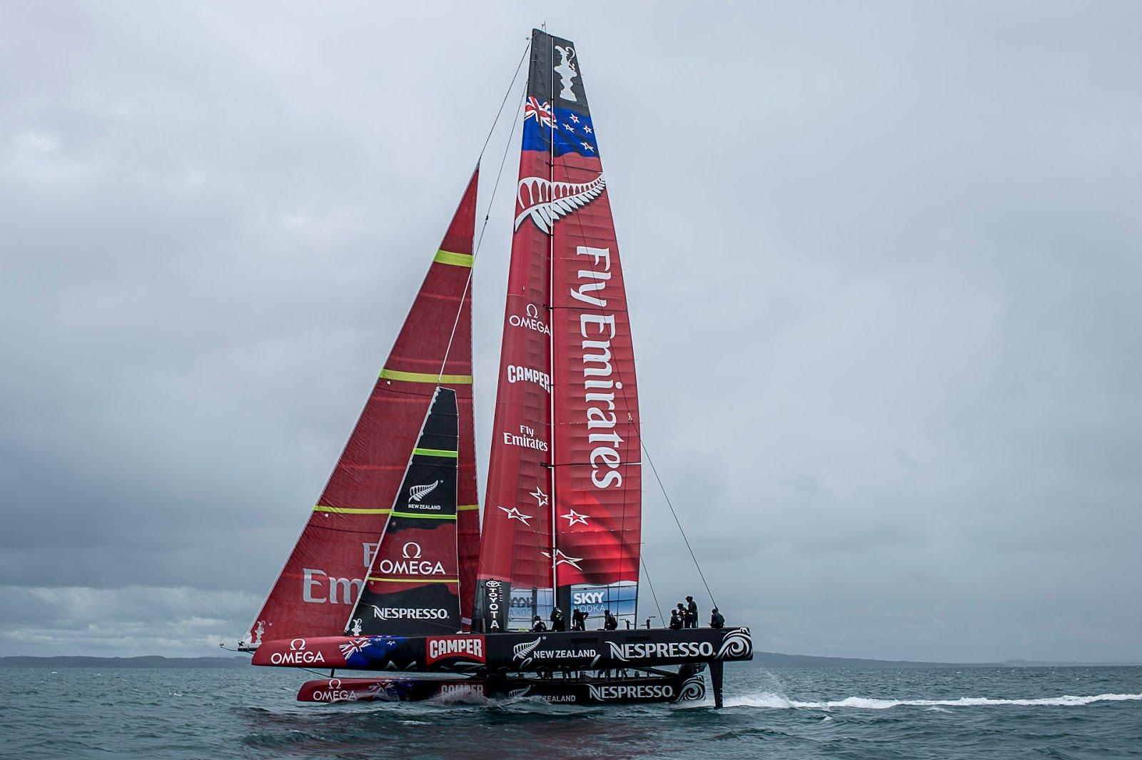 Kuva: Chris Cameron, Emirates Team New Zealand Jo viime vuoden America s Cup tarjosi vauhtia ja vaarallisia tilanteita kun AC45- luokan katamaraanit kiisivät ympäri ratoja lähes henkeäsalpaavaa