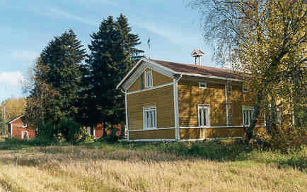 Kiuruveden kulttuuriympäristö ja sen hoito (8.8.2002) 144 Kerälä R15.4 Maisemallisesti erossa Niemiskylästä, metsän keskellä pienen Karankajärven rannalla. Karjanhoidolla hoituu maisemakin.