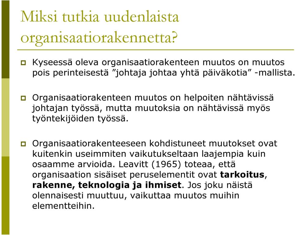 Organisaatiorakenteen muutos on helpoiten nähtävissä johtajan työssä, mutta muutoksia on nähtävissä myös työntekijöiden työssä.
