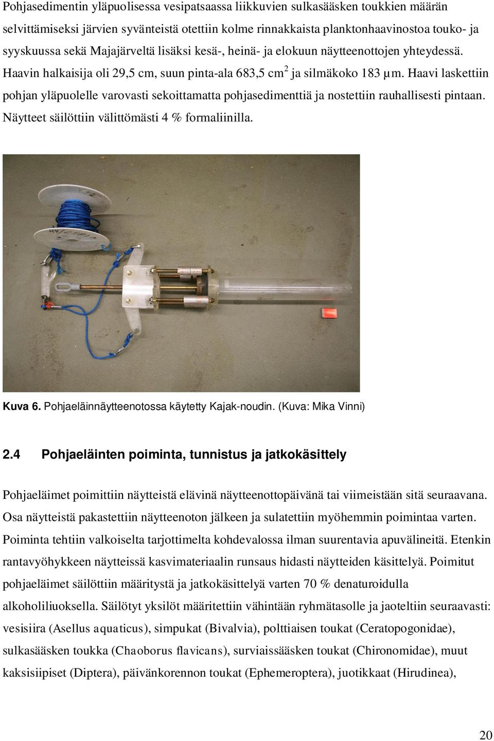 Haavi laskettiin pohjan yläpuolelle varovasti sekoittamatta pohjasedimenttiä ja nostettiin rauhallisesti pintaan. Näytteet säilöttiin välittömästi 4 % formaliinilla. Kuva 6.