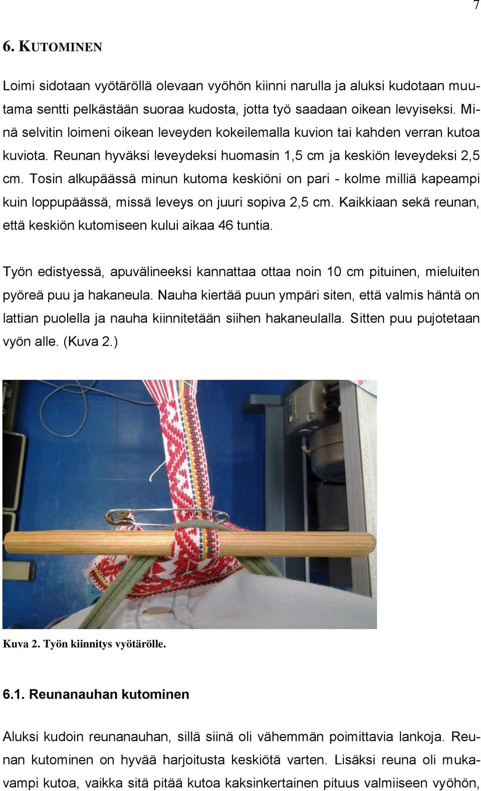 Tosin alkupäässä minun kutoma keskiöni on pari - kolme milliä kapeampi kuin loppupäässä, missä leveys on juuri sopiva 2,5 cm. Kaikkiaan sekä reunan, että keskiön kutomiseen kului aikaa 46 tuntia.