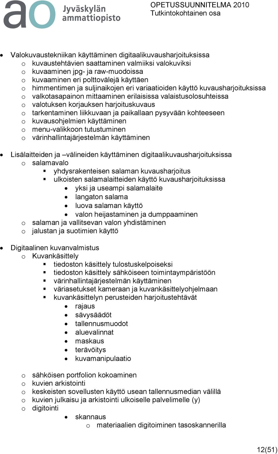 liikkuvaan ja paikallaan pysyvään kohteeseen o kuvausohjelmien käyttäminen o menu-valikkoon tutustuminen o värinhallintajärjestelmän käyttäminen Lisälaitteiden ja välineiden käyttäminen