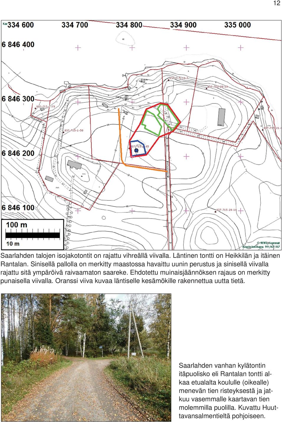 Ehdotettu muinaisjäännöksen rajaus on merkitty punaisella viivalla. Oranssi viiva kuvaa läntiselle kesämökille rakennettua uutta tietä.