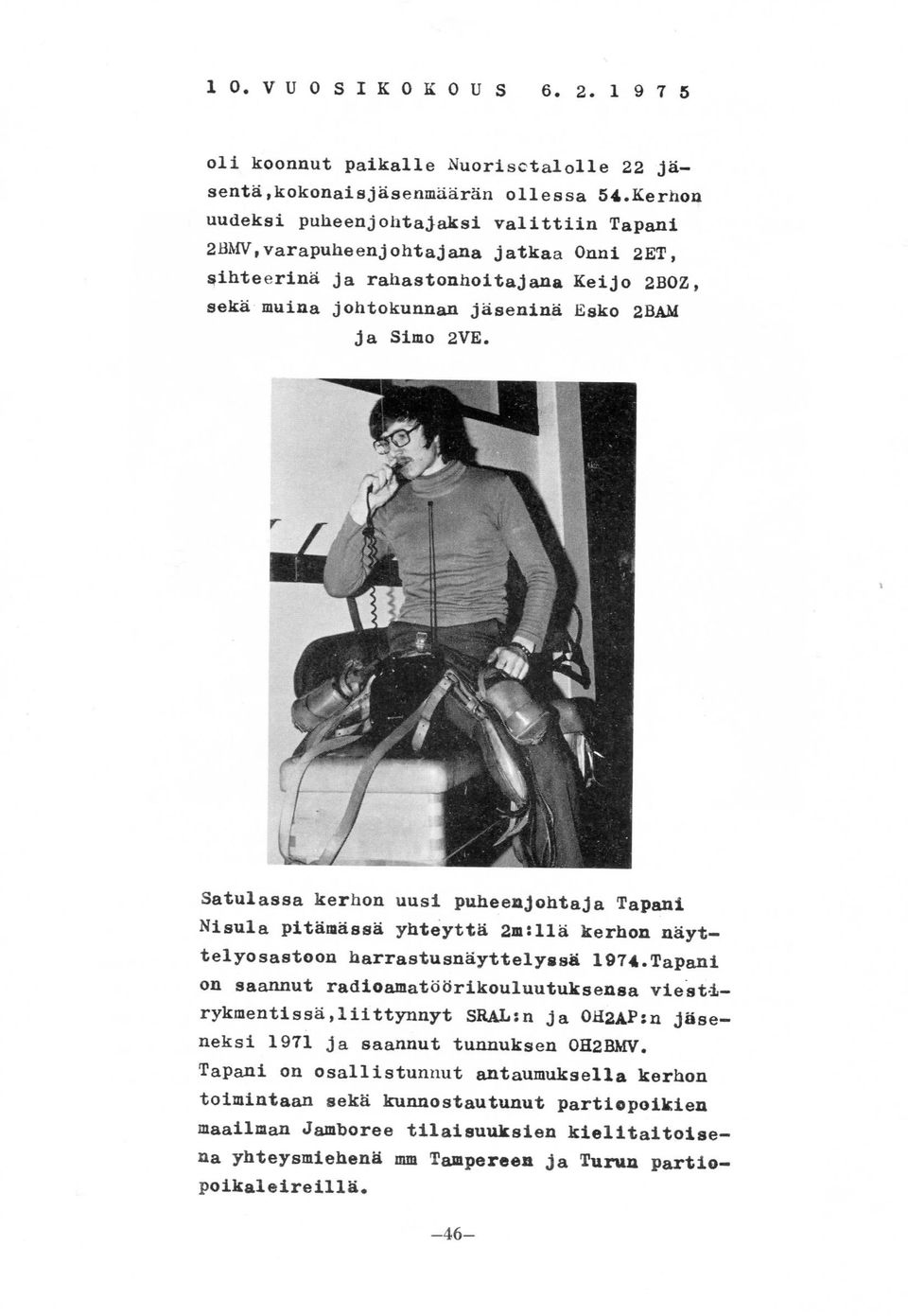 Satulassa kerhon uusi puheenjohtaja Tapani Nisula pitamassa yhteytta 2m:11a kerhon nayttelyosastoon harrastusnayttelyssfi 1974.