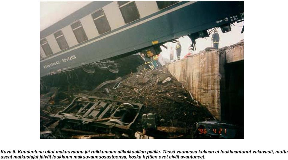 alikulkusillan päälle.