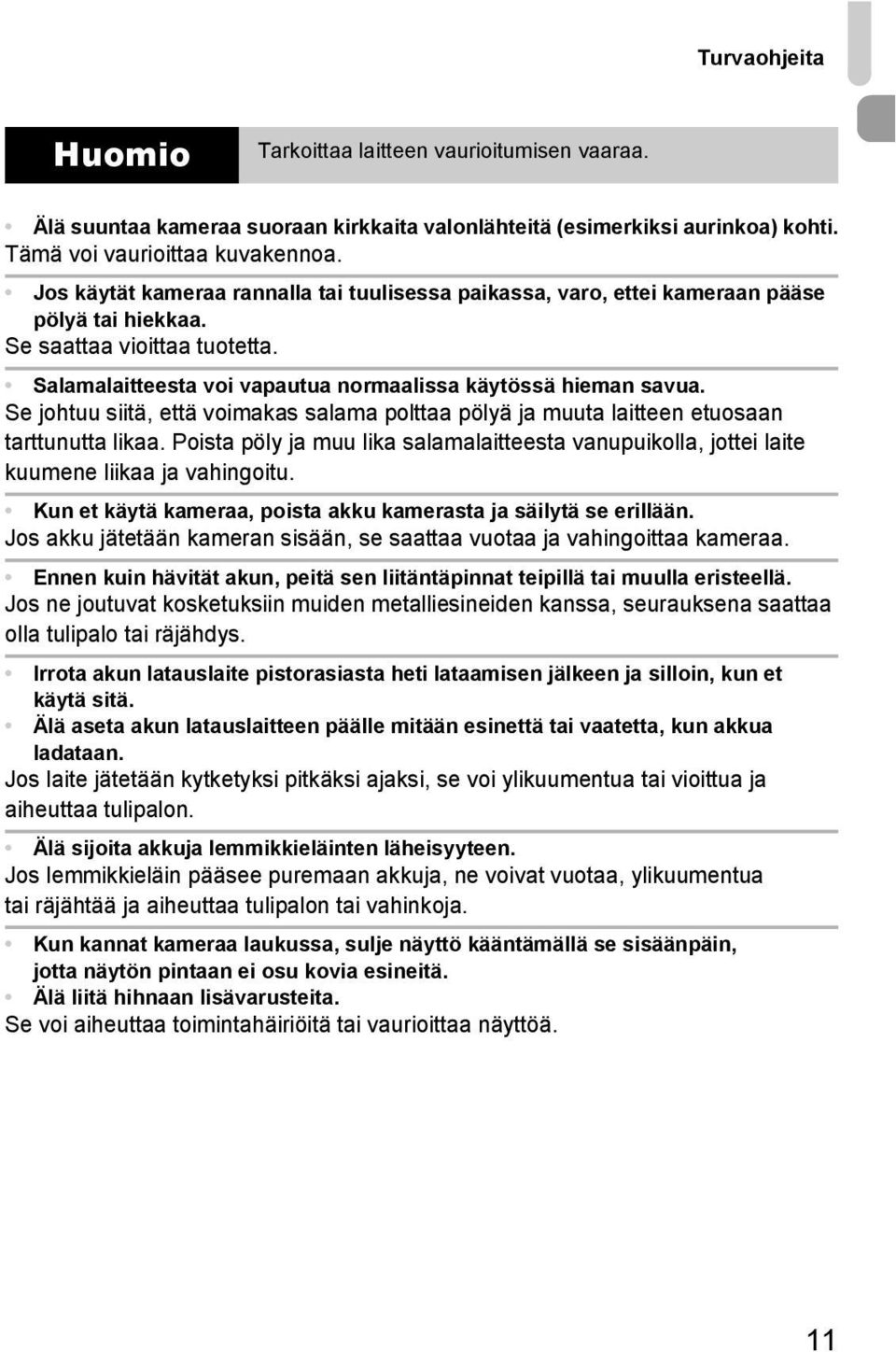 Se johtuu siitä, että voimakas salama polttaa pölyä ja muuta laitteen etuosaan tarttunutta likaa. Poista pöly ja muu lika salamalaitteesta vanupuikolla, jottei laite kuumene liikaa ja vahingoitu.