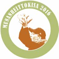 MUNANHEITTOKISA NAURATTI JA JÄNNITTI Pojat löysivät hyvän katselupaikan puun alta. Munakisan johdossa olevat vaihtuivat useasti, ja voittajat selvisivät vasta kisan tiukassa lopussa.
