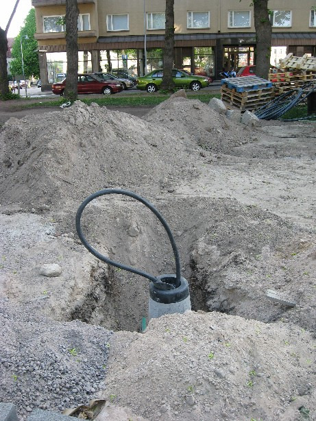 23 stratigrafian selvittämiseksi. NE-SW suuntaisen kuopan lopullinen koko oli 1,3x0,8 m ja syvyys 1,6 m. Dokumentoinnin jälkeen koekuoppa jäi paikalle tuodun multakerroksen ja puuistutusten alle.