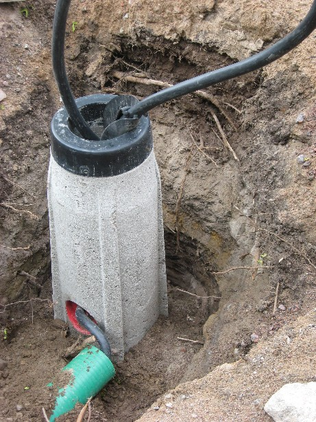 mustanruskea, paikalle kesällä 2008 tuotu kompostimulta, joka oli hiekansekainen sisältäen runsaasti puun kaarnaa sekä oksan paloja. Kerrospaksuus 30 cm. 2. vaaleanruskea, irtonainen hiekka, joka tuli esiin perustusten P1 ja P2 yhteydessä ja joka on yhdistettävissä alueella sijainneeseen leikkipuistoon.