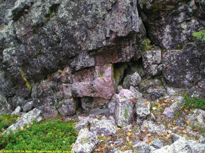 19 Kolari 35-4, mahdolliseksi kvartsilouhokseksi arveltu juoni kallioseinässä, kuvattu kaakosta. KOLARI 36 KUERLINKAT 1 Rauh.