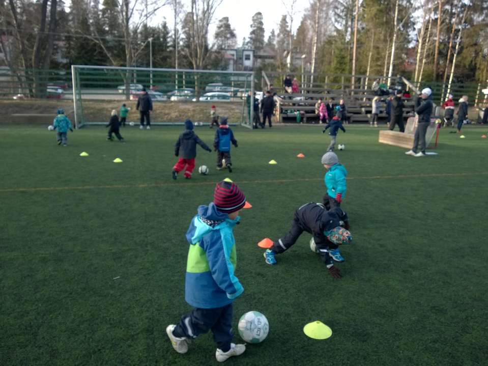 GrIFK-09 Vuosi 2014 Ajankohtaista 2014-2015: Ikäluokkakatsaus; missä mennään Kausisuunnitelmat 2014-2015 Valmennuksen TAITO- tavoitteita - Harjoitukset helmikuu-lokakuu keskiviikko klo 18-19