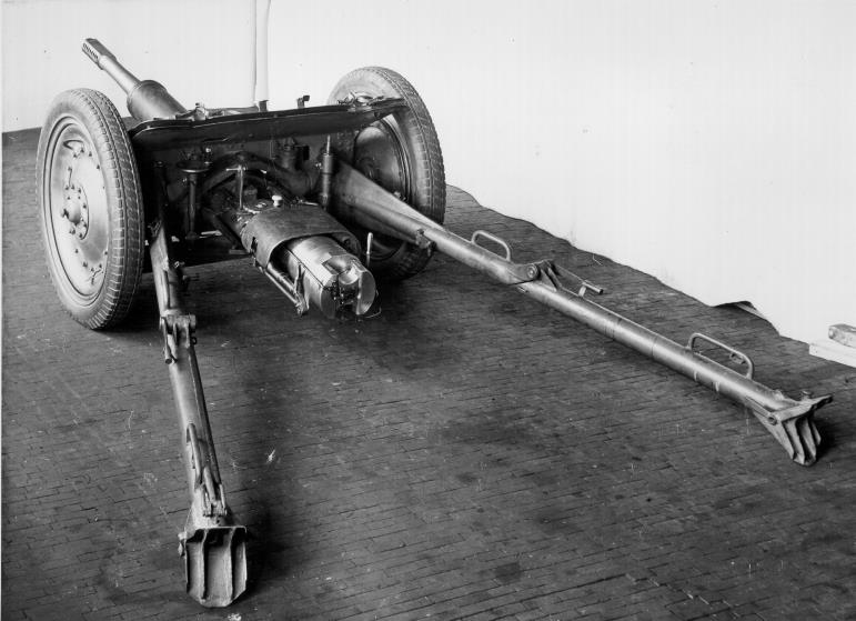 Valmis maailmalle? Aseeseen suunniteltiin mm. sähkölaukaisu (purututilla!) ja peräkappaleen luisusuoja.
