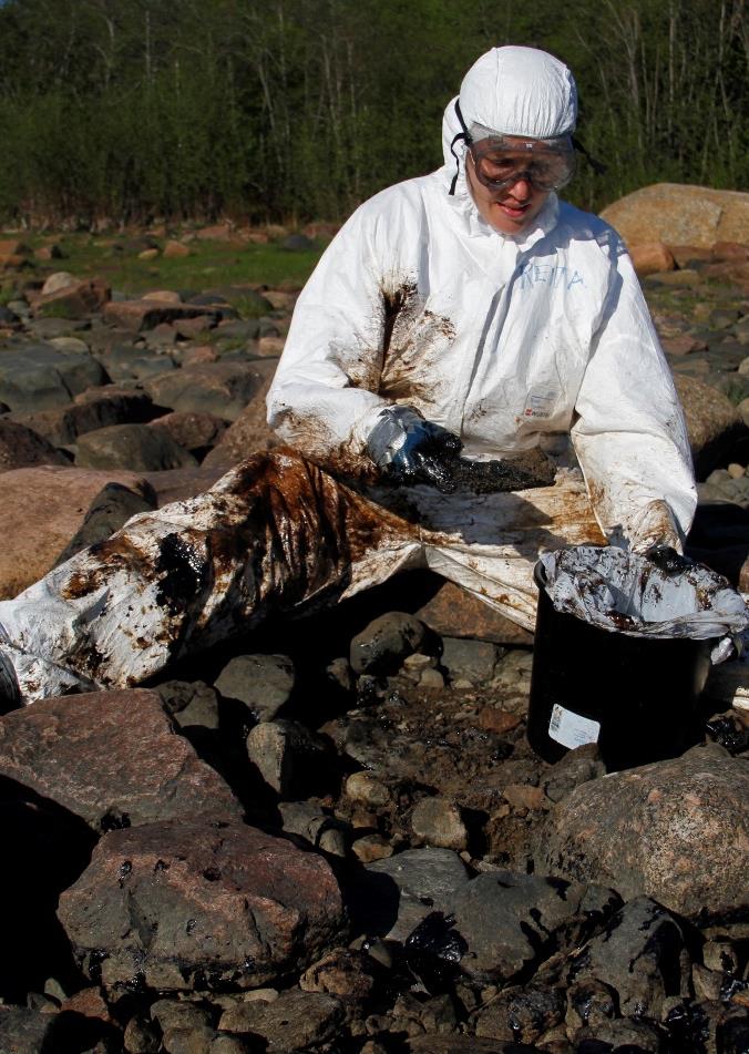 Joonas Fritze/WWF Työturvallisuus Varusteet: - kertakäyttöhaalarit - suojalasit - kumihansikkaat - kumisaappaat - mahd.