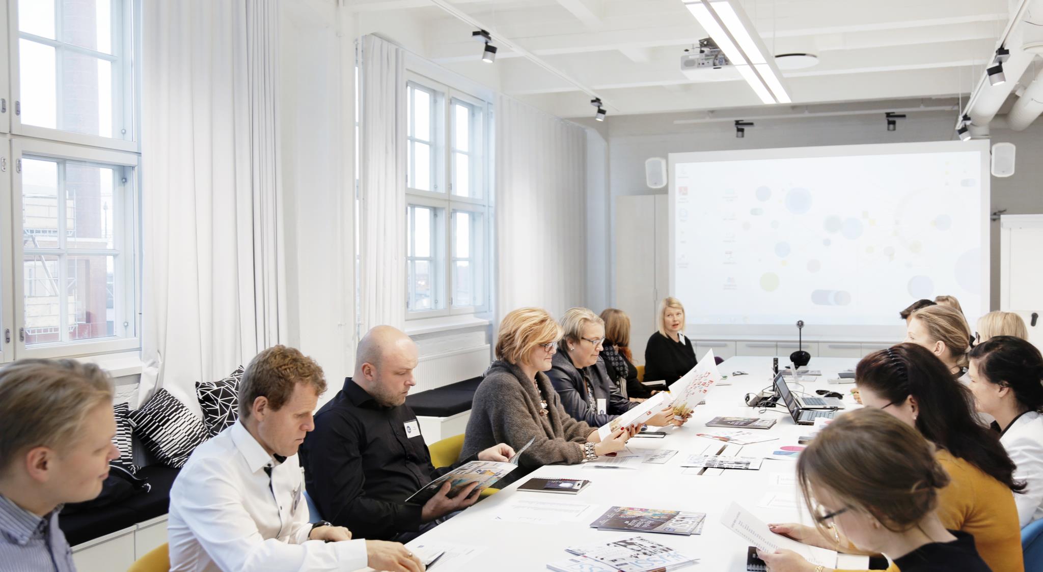 2 kuntien hankinnoista vastaavista virkamiehistä on sitä mieltä, että hankintalaki tarjoaa