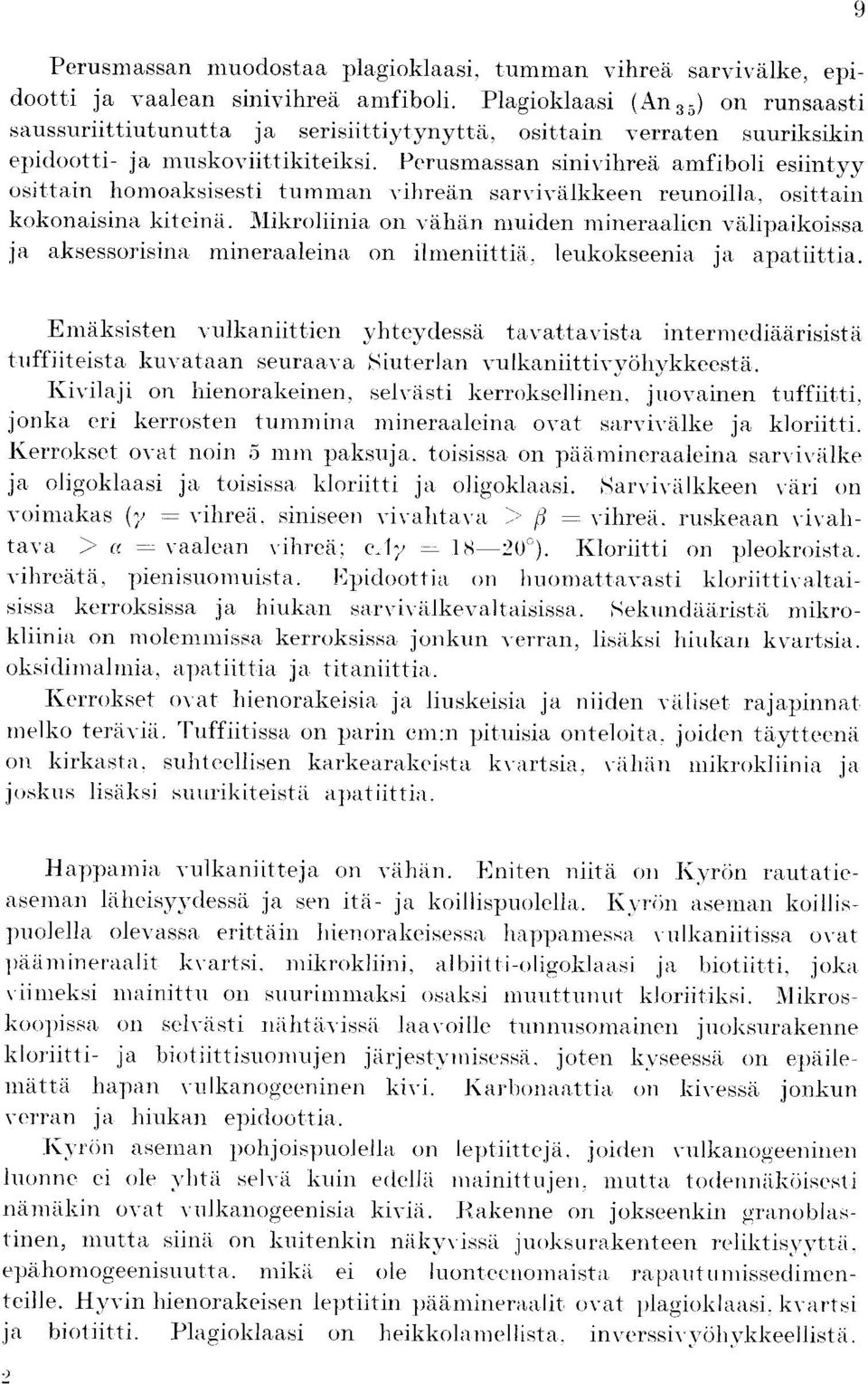 Perusmassan sinivihrea amfiboli esiintyy osittain homoaksisesti tumman vihrean sarvivalkkeen reunoilla, osittain kokonaisina kiteina.