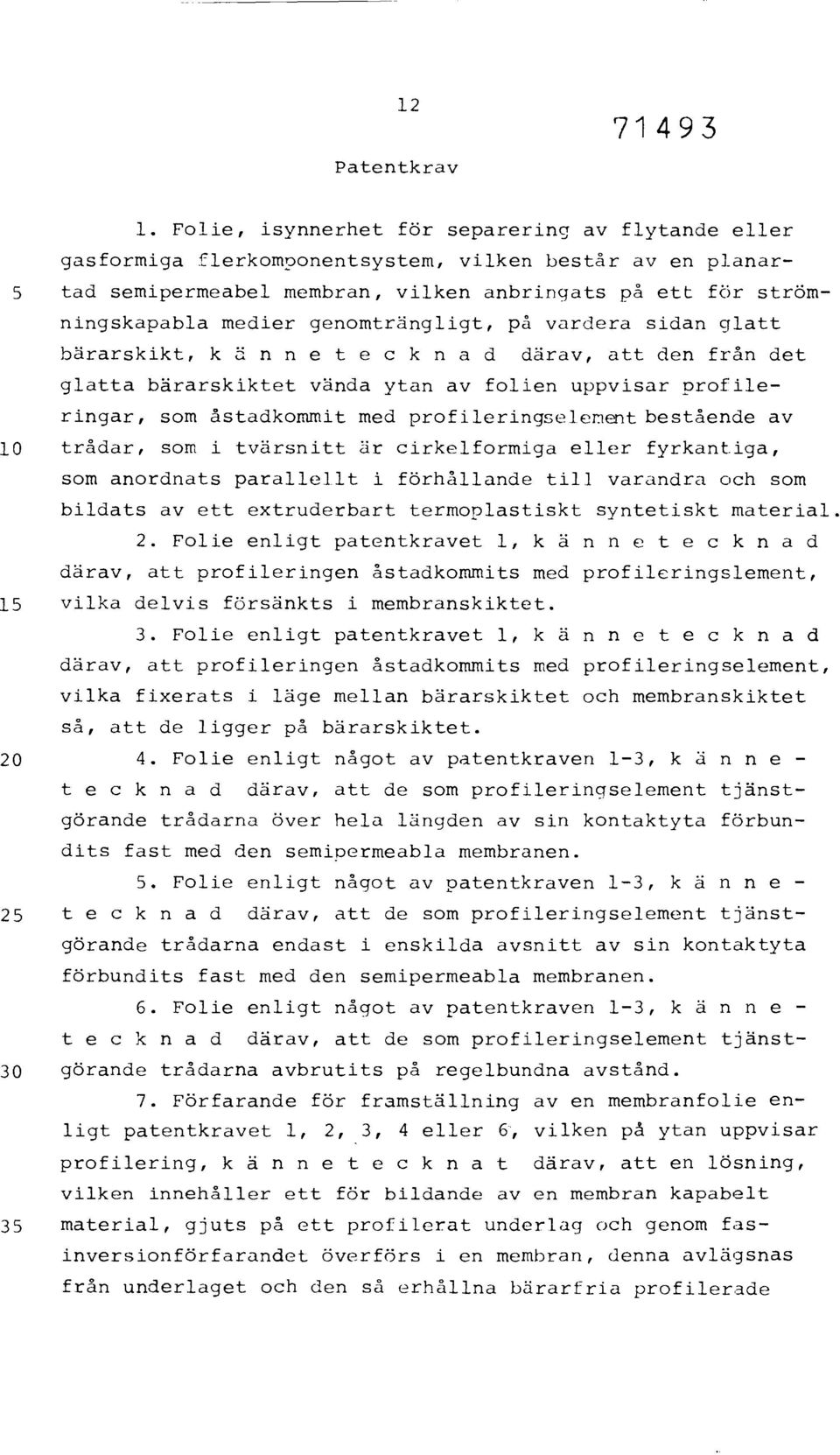 genomträngligt, på vardera sidan glatt bärarskikt,kännetecknad därav, att den från det glatta bärarskiktet vända ytan av folien uppvisar profileringar, som åstadkommit med profileringselement