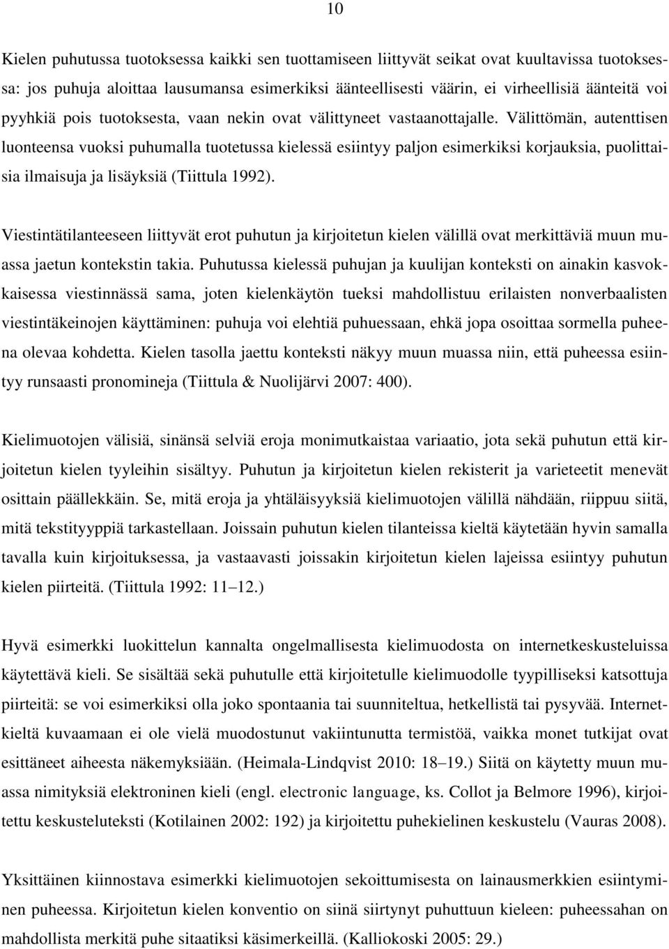 Välittömän, autenttisen luonteensa vuoksi puhumalla tuotetussa kielessä esiintyy paljon esimerkiksi korjauksia, puolittaisia ilmaisuja ja lisäyksiä (Tiittula 1992).