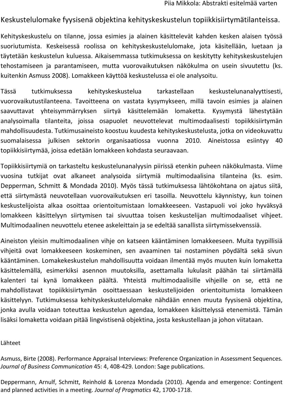 Keskeisessä roolissa on kehityskeskustelulomake, jota käsitellään, luetaan ja täytetään keskustelun kuluessa.