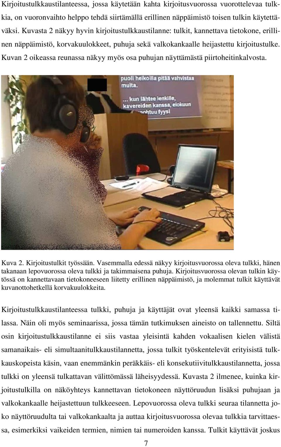 Kuvan 2 oikeassa reunassa näkyy myös osa puhujan näyttämästä piirtoheitinkalvosta. Kuva 2. Kirjoitustulkit työssään.