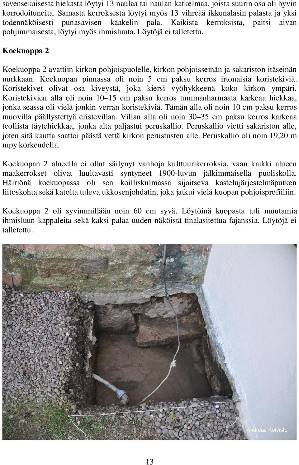 Löytöjä ei talletettu. Koekuoppa 2 Koekuoppa 2 avattiin kirkon pohjoispuolelle, kirkon pohjoisseinän ja sakariston itäseinän nurkkaan.
