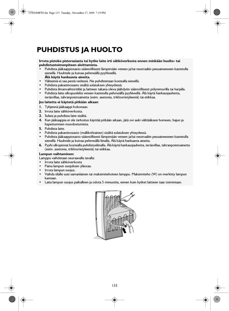 Puhdista jääkaappiosasto säännöllisesti lämpimään veteen ja/tai neutraaliin pesuaineeseen kastetulla sienellä. Huuhtele ja kuivaa pehmeällä pyyhkeellä. Älä käytä hankaavia aineita.